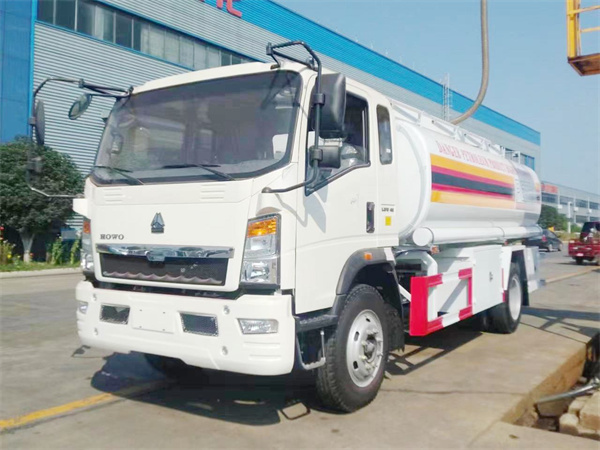 重汽运油车2_副本.jpg