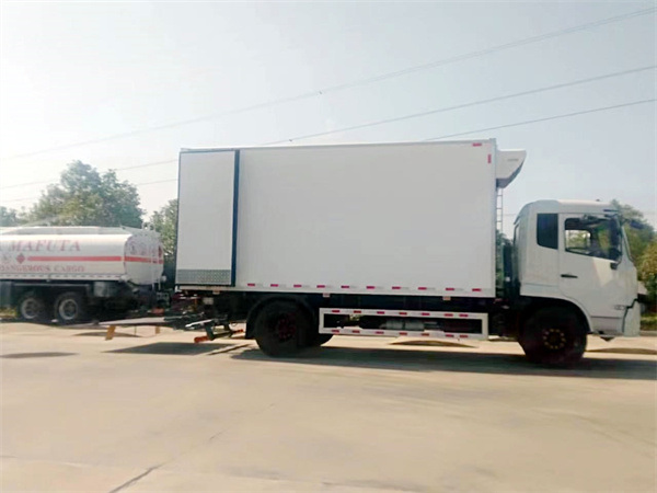 Dongfeng refrigerator trucks-freezer van truck 5.8~6.8m