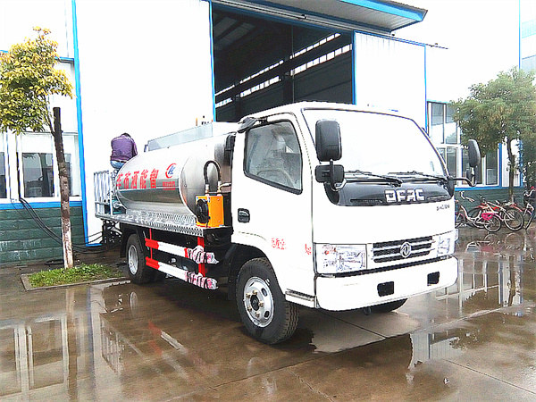 Dongfeng 4000 liters asphalt distributor truck