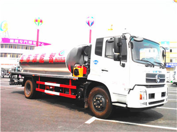 Dongfeng asphalt distributor truck 11 tons