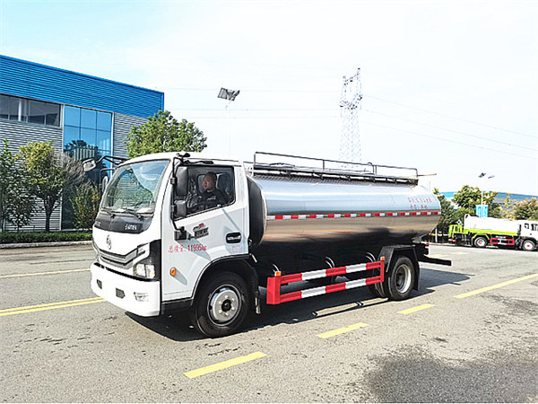 Dongfeng milk truck-refrigerated milk tank truck 8cbm