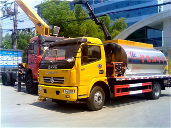 Dongfeng 6000 liters asphalt distributor truck