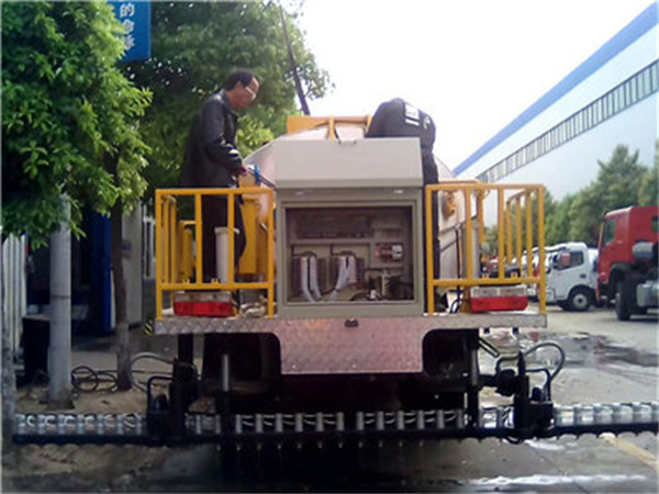 东风多利卡沥青洒布车7.jpg