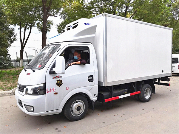 Dongfeng mini refrigerator truck-small refrigerated trucks-3 ton freezer truck 3.5m