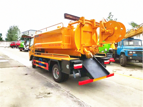 Dongfeng 5000l vaccum sewage suction truck-sewage pipeline dredge trucks