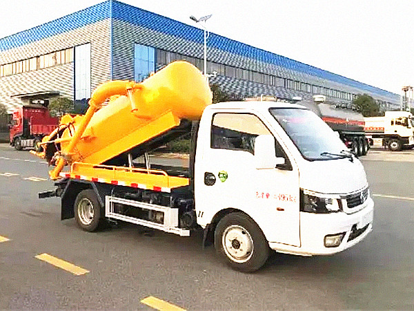 Dongfeng small fecal suction truck-china sewage collecting truck 2cbm