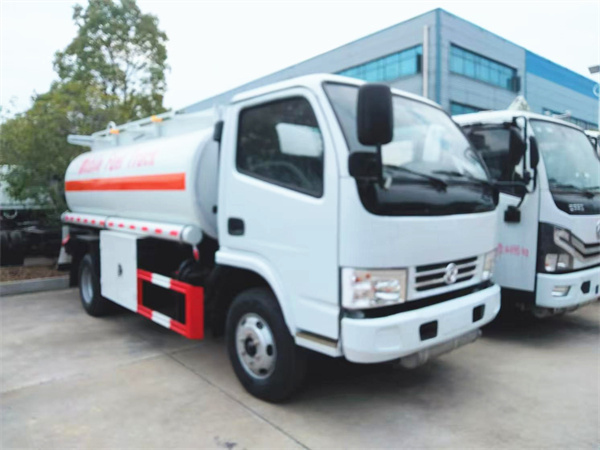 Dongfeng 4x2 oil tank truck 5000 liters fuel tank truck oil tank small